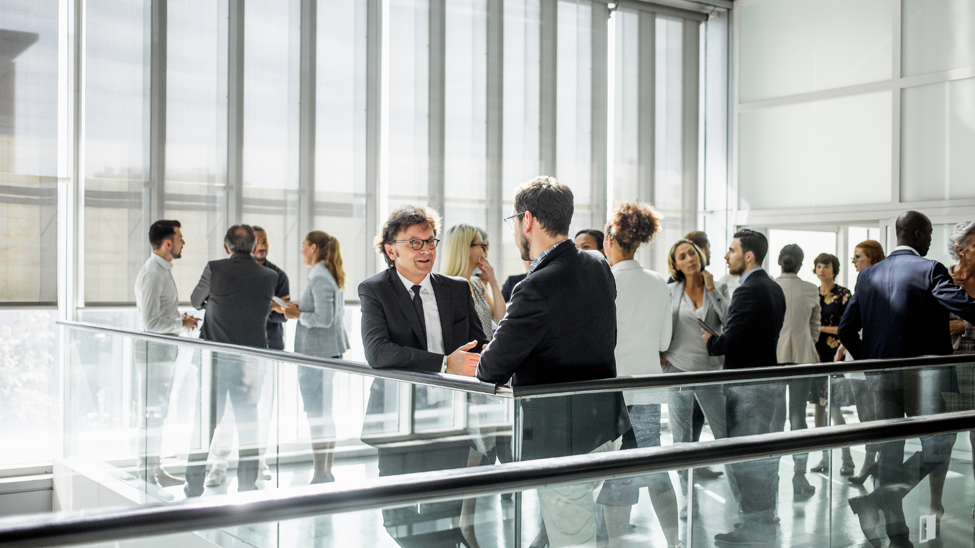 professionisti aziendali che discutono in un ambiente moderno durante un incontro di lavoro