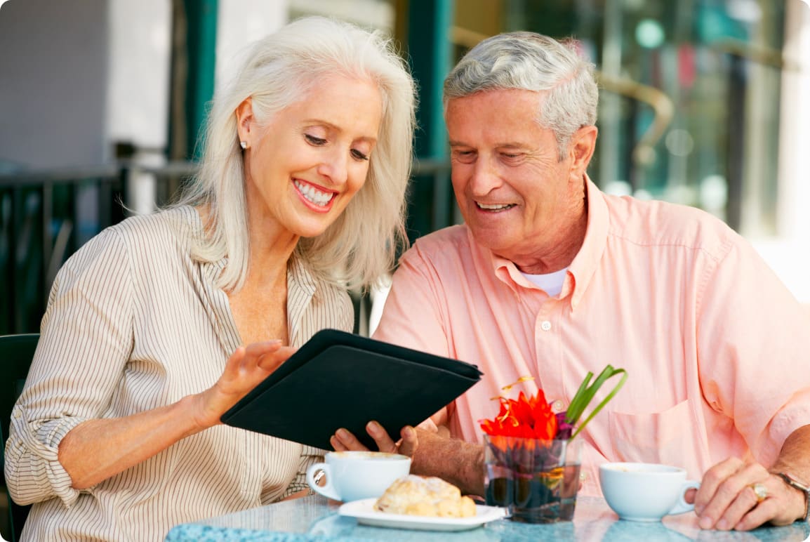 happy-older-couple-with-tablet.5b3fd6d5